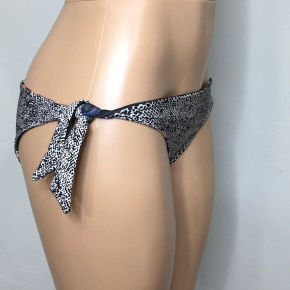 New. Volcom reversible side tie bikini. - Picture 5 of 10